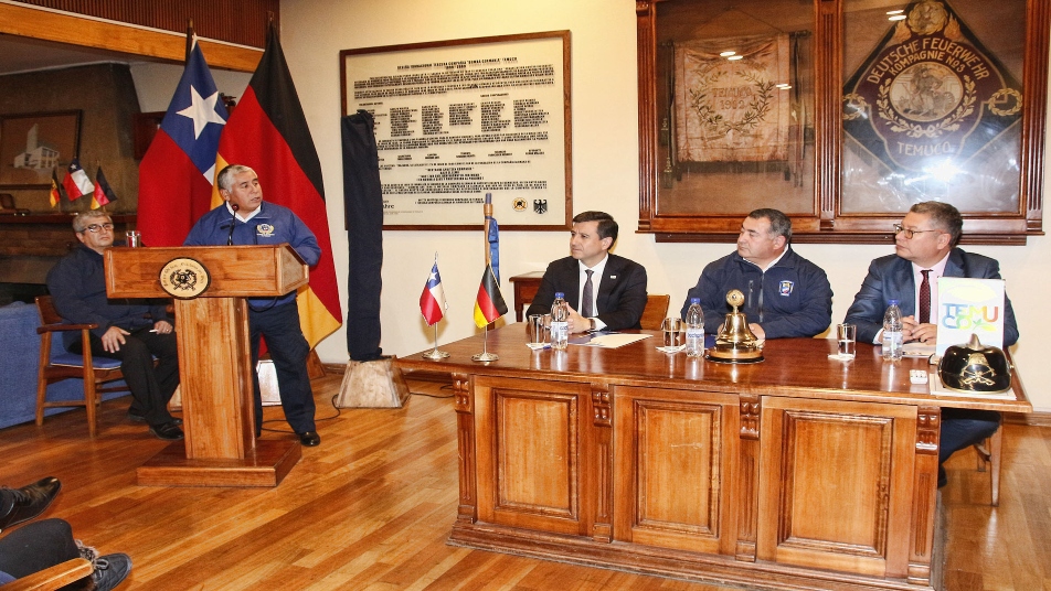 Bomberos honorarios de Temuco accederán a beneficios sociales gracias a convenio con el municipio